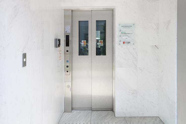 7.セキ薬局の入り口の右にあるエレベーターをご利用ください。
